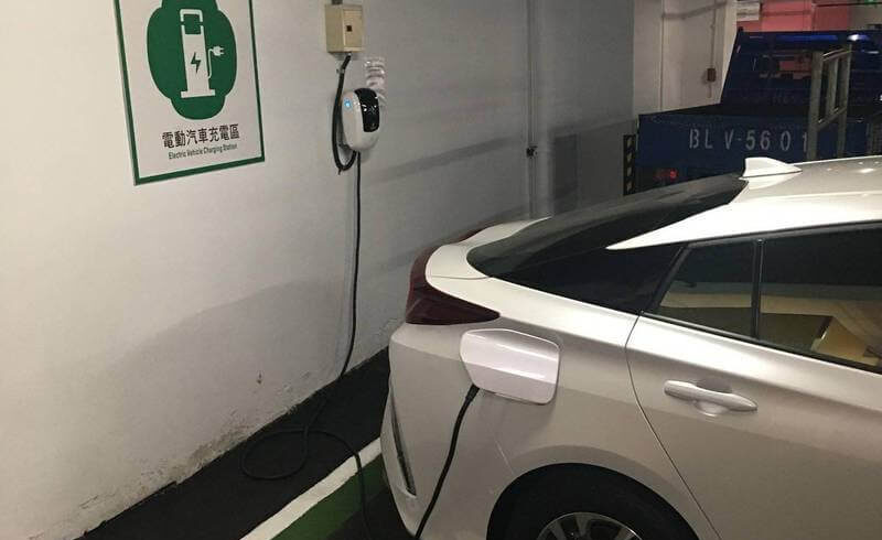 未來考慮電動汽車充電收費，以遏止長期占用情形