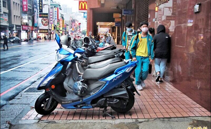 針對騎樓機車違停狀況嚴重，交通局將增設機車停車格改善！
