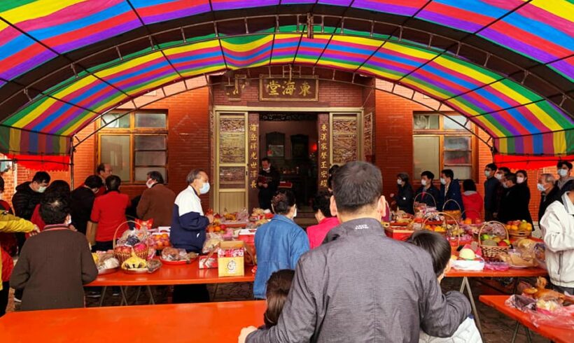 今天是「除夕」，ㄧ早帶兒子、女兒ㄧ同前往祭拜祖先，謝謝祖先這一年的庇佑