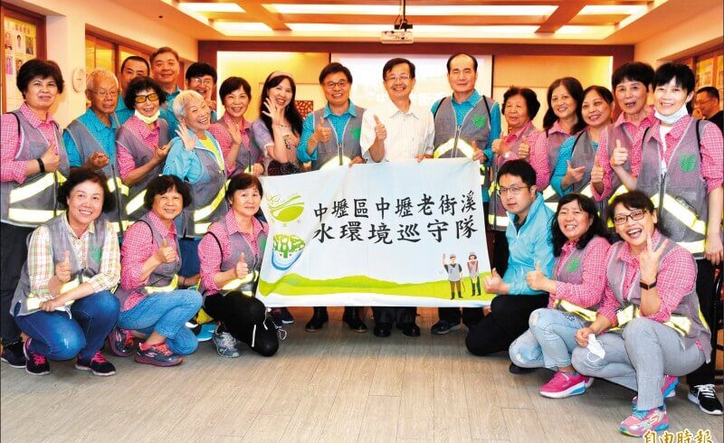 「中壢老街溪水環境巡守隊」認養老街溪環北橋至翠堤橋約2.8公里長河段,每週固定出動兩次,獲選行政院環境保護署全國優良水環境巡守隊 「中壢老街溪水環境巡守隊」認養老街溪環北橋至翠堤橋約2.8公里長河段,每週固定出動兩次,獲選行政院環境保護署全國優良水環境巡守隊