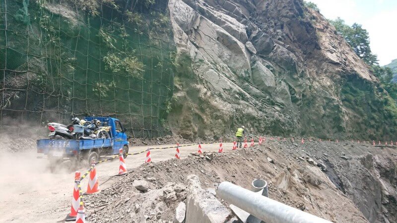 今日上午10點半現場道路坍方已經搶通完成