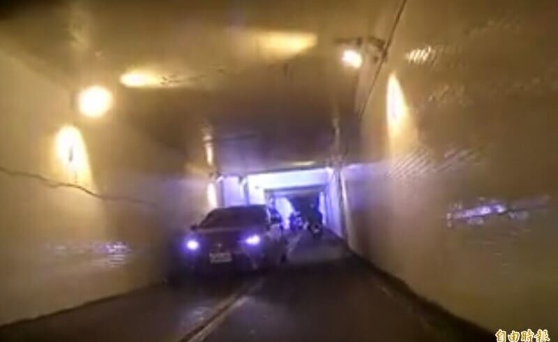 又有汽車誤闖中原陸橋下方機車道！