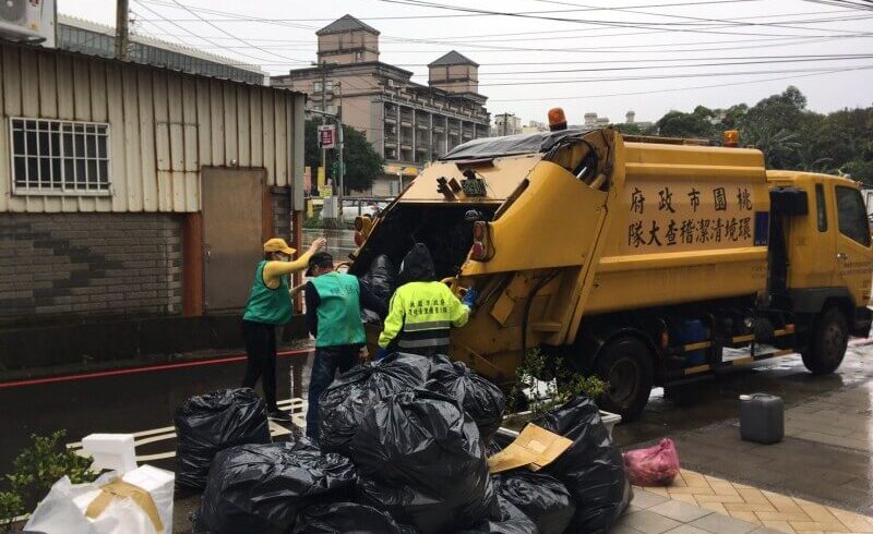 民眾家中如有大型廢棄家具要丟棄，記得事先與當地清潔中隊聯繫、安排時間清理