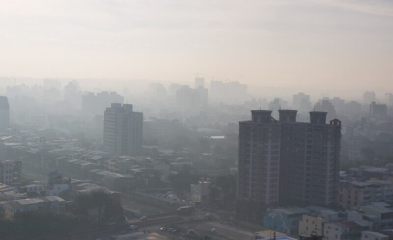 天氣轉為濕涼了，提醒大家外出記得戴上雨具及外套
