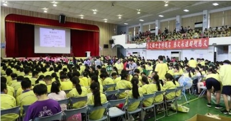 天氣悶熱，考生、家長及一路陪考的師長加油團都辛苦了，祝福考試順利！