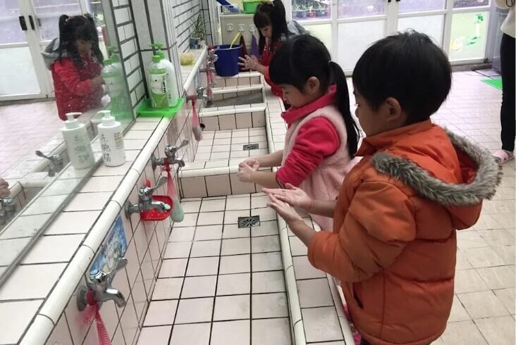 沒有搞錯！ 雖然氣溫偏低，但腸病毒正流行中，提醒大小朋友要多洗手喔！
