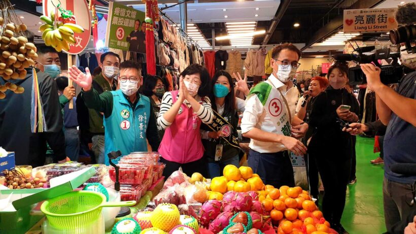 早上由 蘇巧慧 委員陪同，與 鄭運鵬 Cheng Yun-Peng 市長參選人一同前往「興國市場」向攤商大哥大姐與買菜的好朋友們請安、拜託！